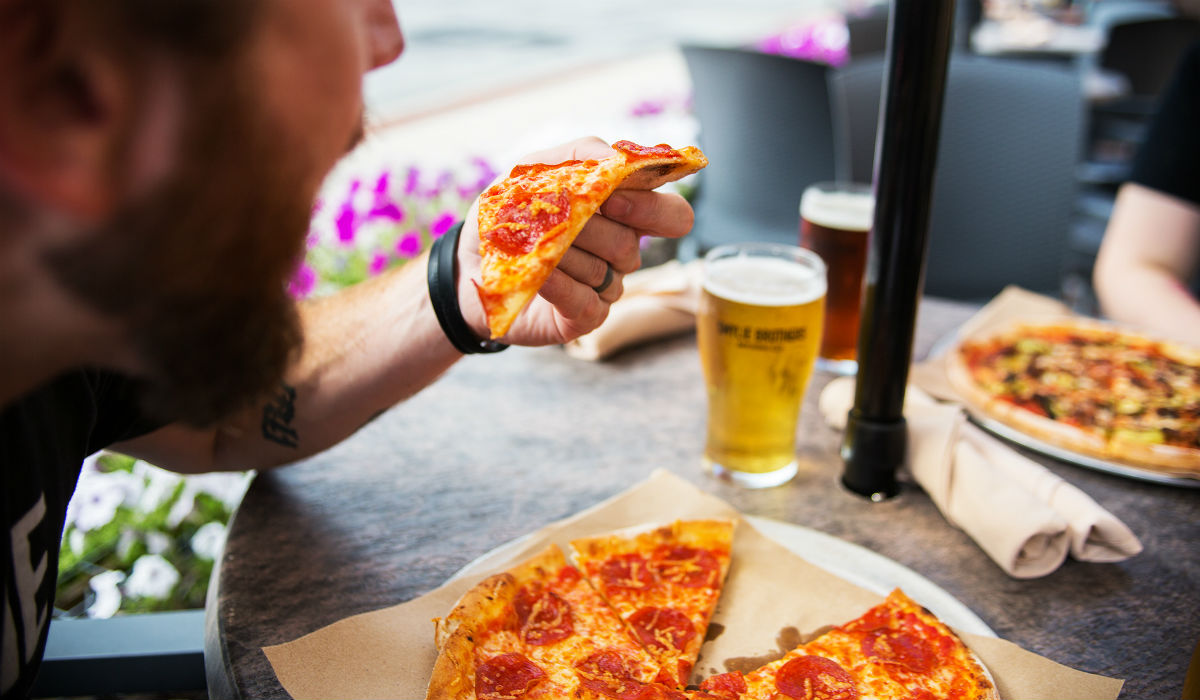 pizza at smylie brothers beer chicago